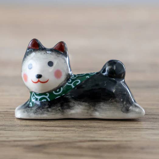 Shiba Inu spisepindestøtte i porcelæn 2" L for engroshandel hos Urban Tokyo