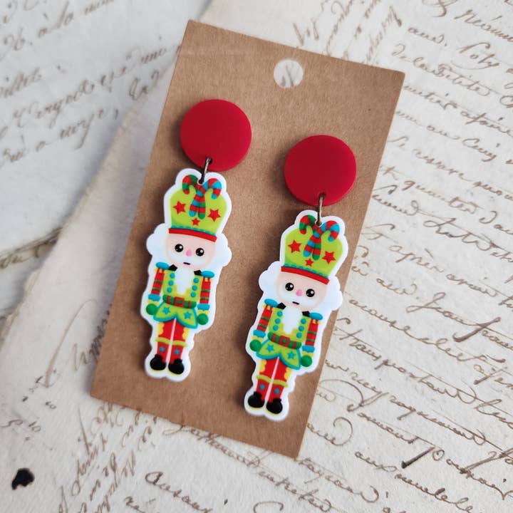Boucles d'oreilles pendantes soldat de Noël vert. pour la vente par Kolor Wonder Crafts
