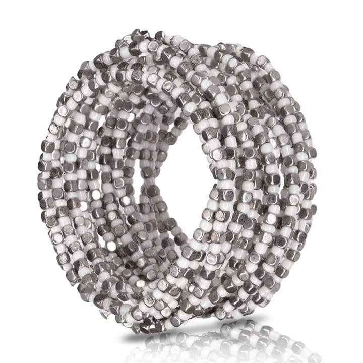 Ensemble chic de bracelets à perles en métal mixte en blanc et argent pour la vente par KARINE SULTAN