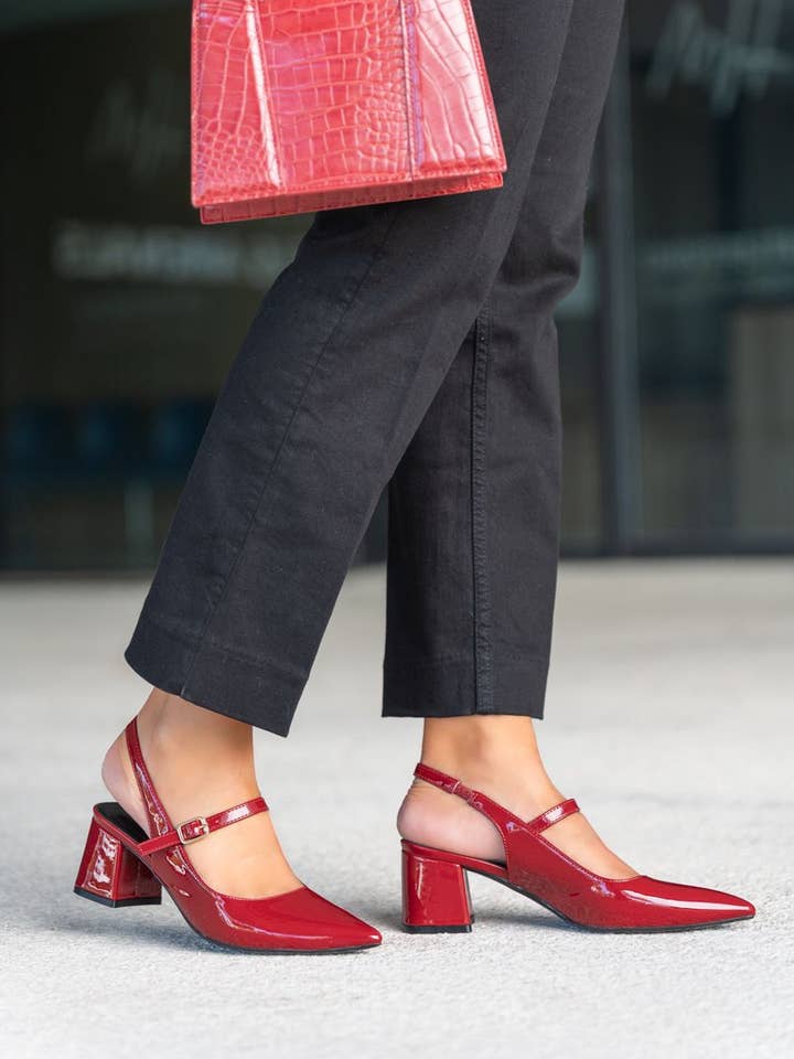 SWEET MAGIC MODA Y COMPLEMENTOS - Wholesale Low Heels - Women's - PATENT LEATHER SQUARE-HEEL SHOE