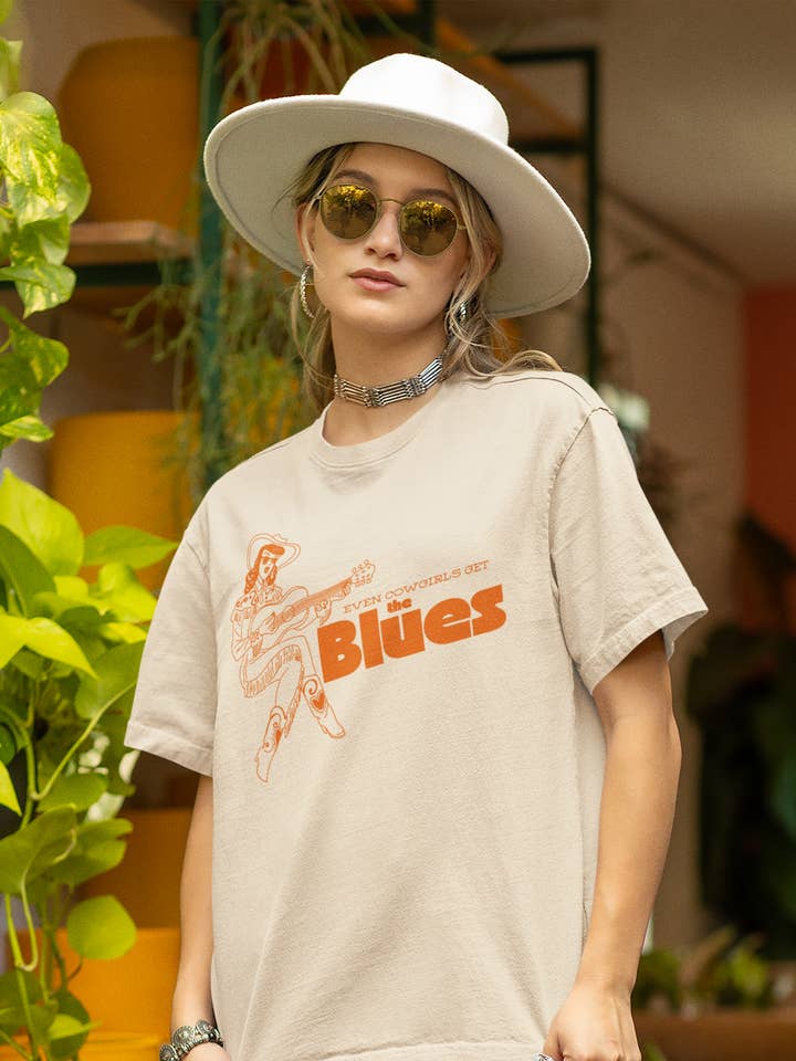 T-shirt graphique Cowgirls Get The Blues Coastal Cowgirl pour la vente par SHOP GASCO