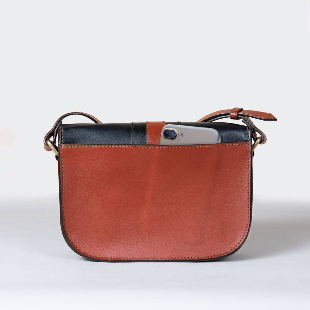 URBAN-EQUESTRIAN – Großhandel Umhängetasche - Damen – Signature Steigbügel - Reitsteigbügel Crossbody Luxuslederhandtasche in Cognac auf Schwarz2
