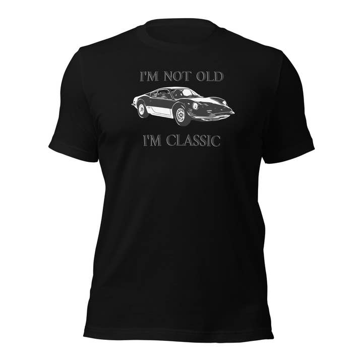 Je ne suis pas vieux, je suis un classique 1972-Ferrari-Dino-246-GT. Tee-shirt unisexe pour la vente par Howlydog Studios