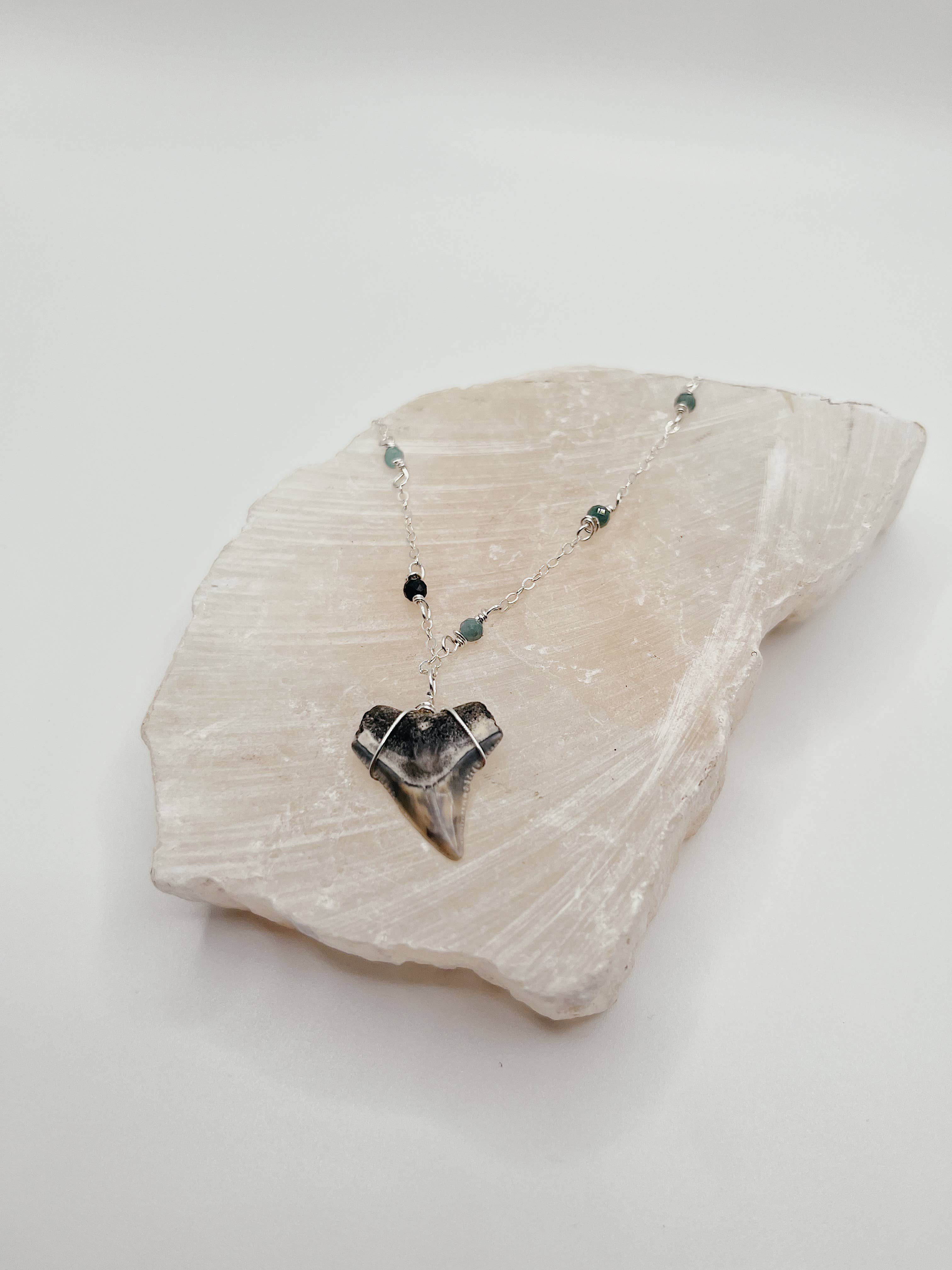 Seastainably Made – Engroshandel Halskæde med vedhæng – Sterling sølv lækker haj tand halskæde med ædelsten Ch2