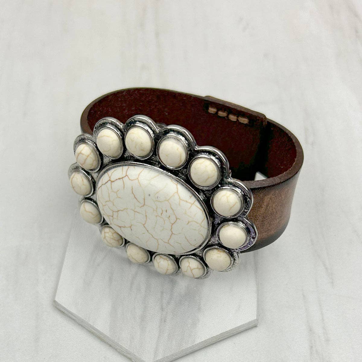 Western Elite Jewelry – Großhandel Armreif – NKZ231226-11 Braunes Lederarmband mit großem ovalem Concho-Armband aus blauem türkisfarbenem Stein0