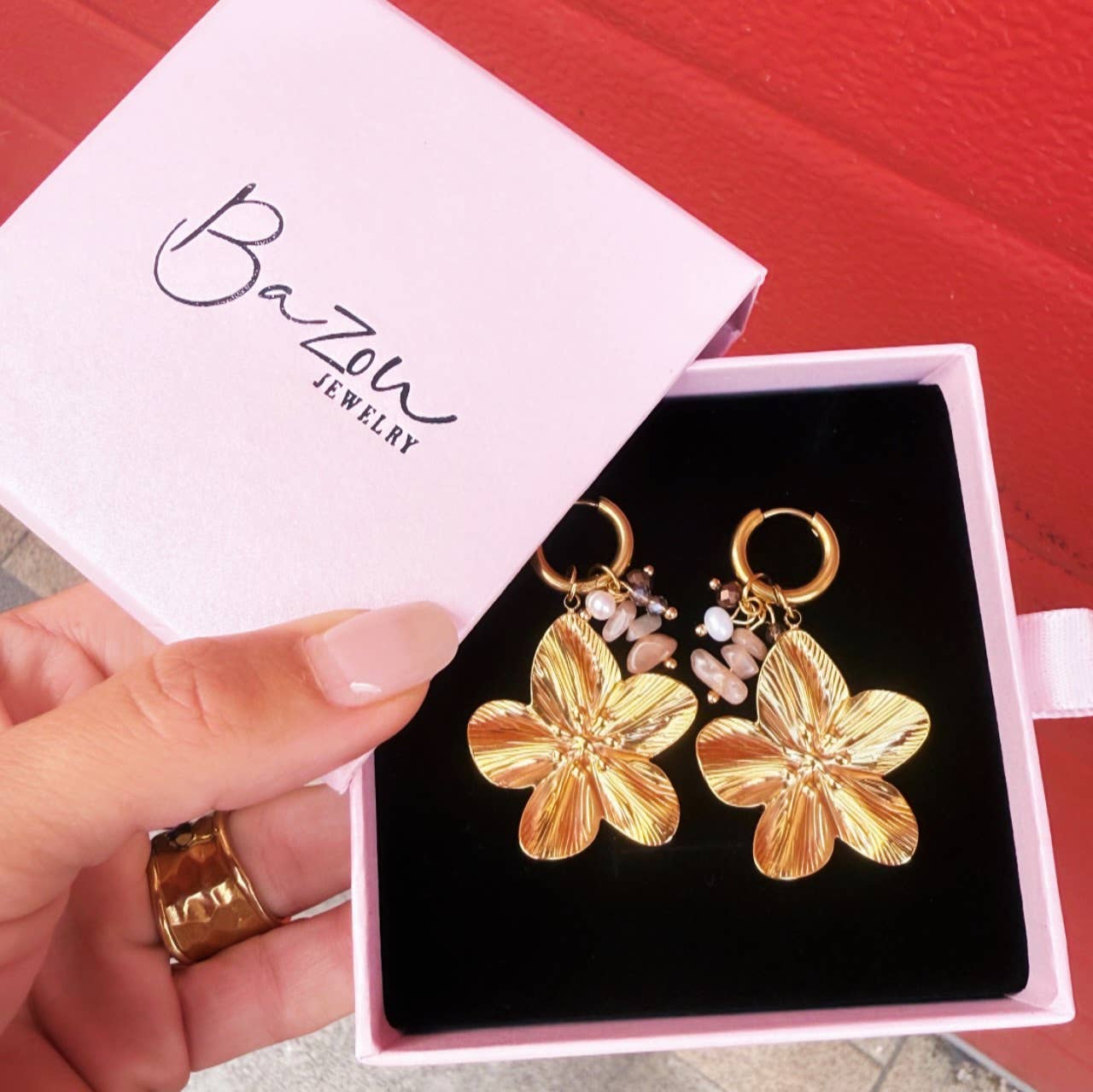 Bazou - Wholesale Dangle Earrings - Earring with a cluster of gemstones and flower - nude1