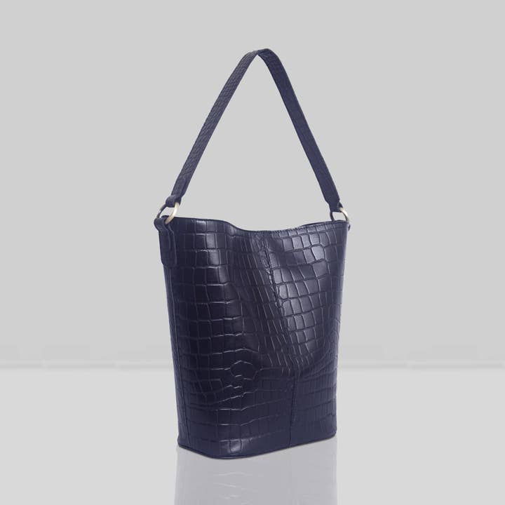 Assots London - Vente Sac porté épaule – femme - Sac seau grande capacité en cuir véritable crocodile bleu marine « AMELIA »0