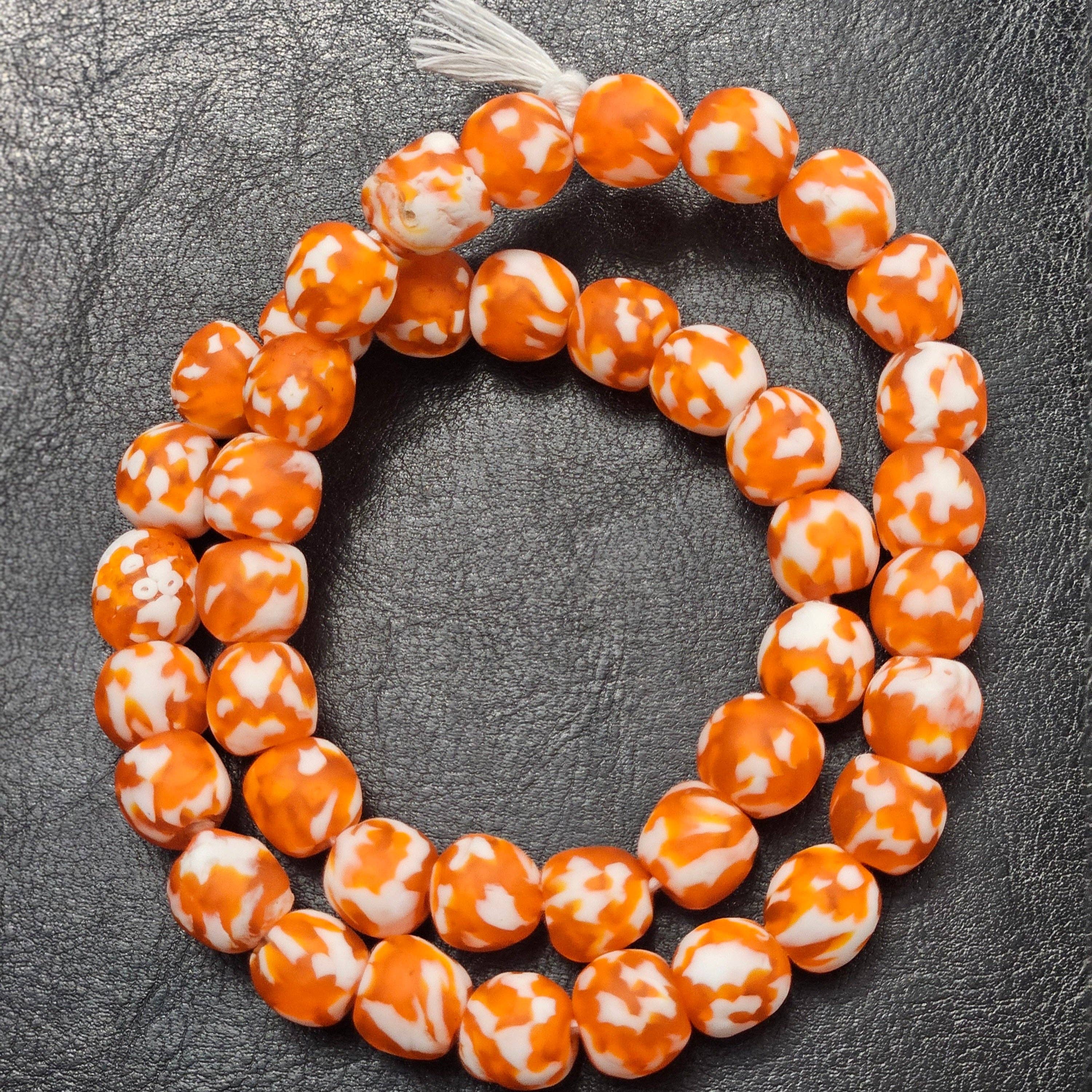 Aadampo African Beads – Großhandel Perlen – Orangefarbene und weiße verschmolzene afrikanische Glasperlen aus recyceltem Glas3