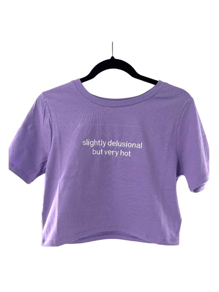 Crop top brodé légèrement délirant mais très sexy pour la vente par Totally Iced Out