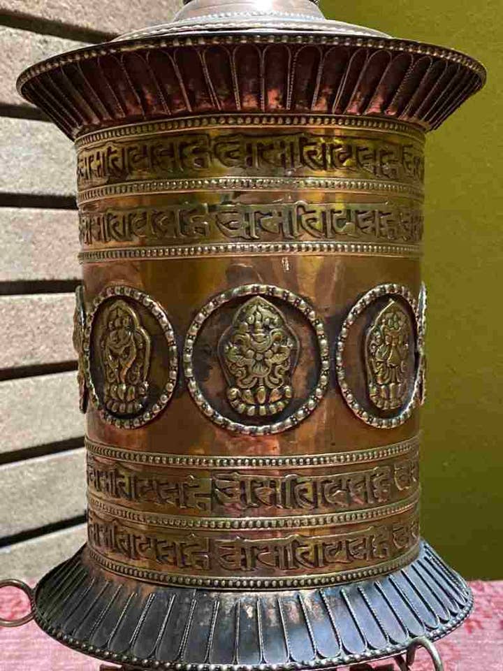 Base double en Dorje (Vajra) et moulin à prière en sanskrit (XL) pour la vente par Katmandu Trading Co.