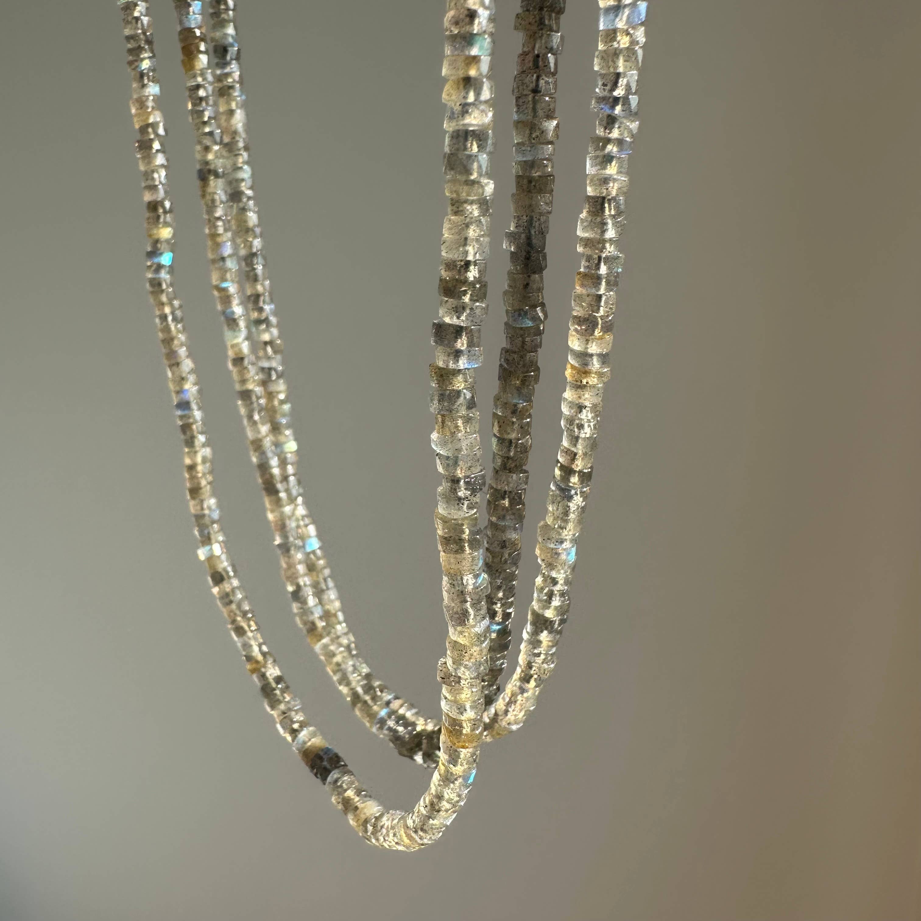 Anokhi Green | Handmade Gemstone Jewelry - Wholesale Kralen/parelketting - Labradoriet Ketting | Bleke Slanke Sieraden | Stapelketting2