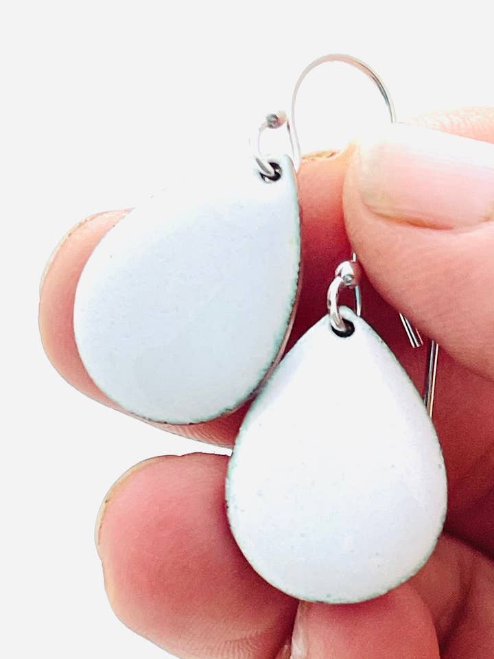 Petites boucles d'oreilles en forme de larme, boucles d'oreilles en titane et émail blanc pour la vente par Magpie Mouse Studios