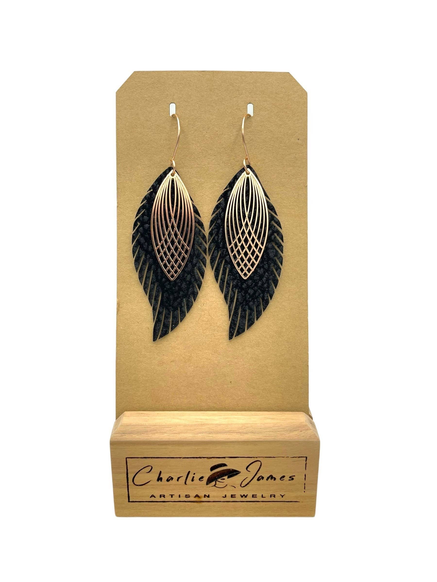 Charlie James Artisan Boutique – wholesale Hängande örhängen – 2-lagers läderfjäderörhängen, Boho örhängen, Skiktad Lea2