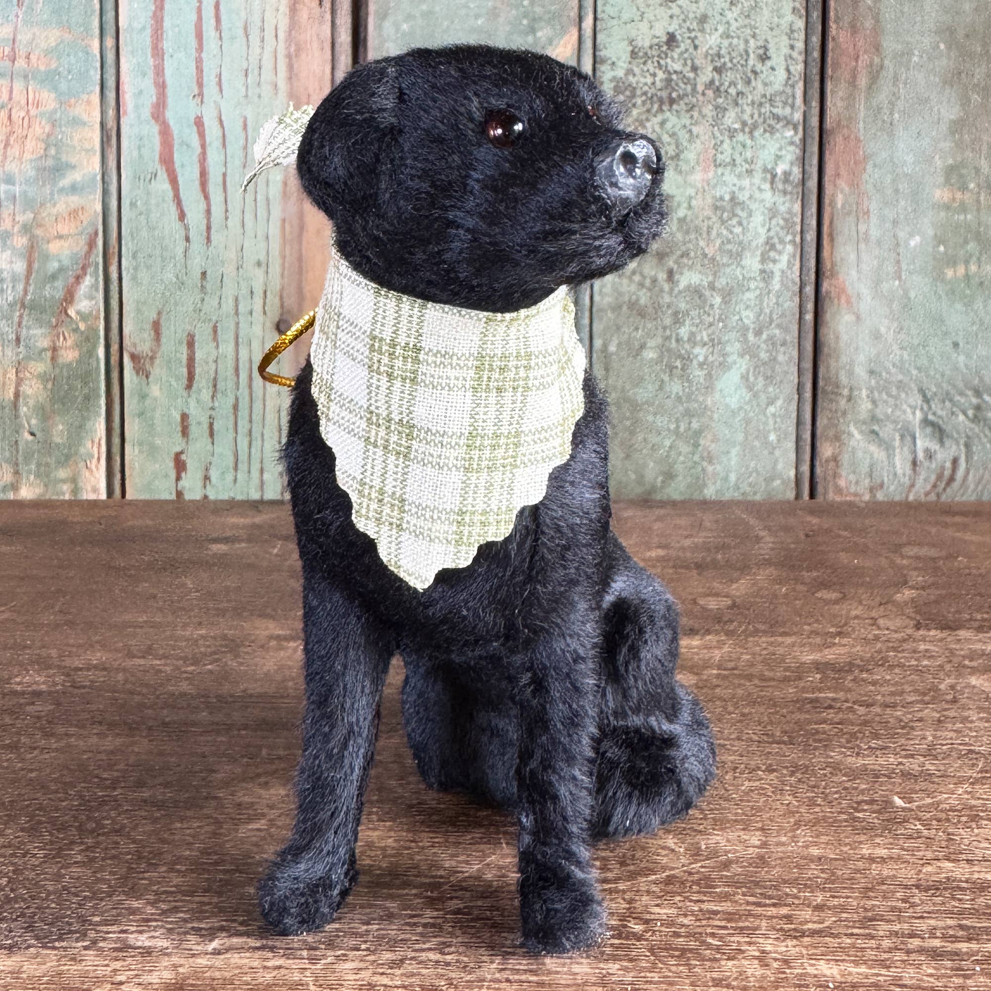 Knollwood Lane - Venta al por mayor Adornos - Adorno de Labrador Retriever Sentado con Pañuelo3