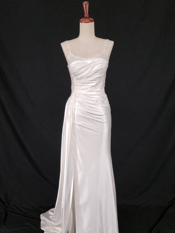 Robe longue en satin avec perles et jupe fendue longueur sol J092 pour la vente par Chicas