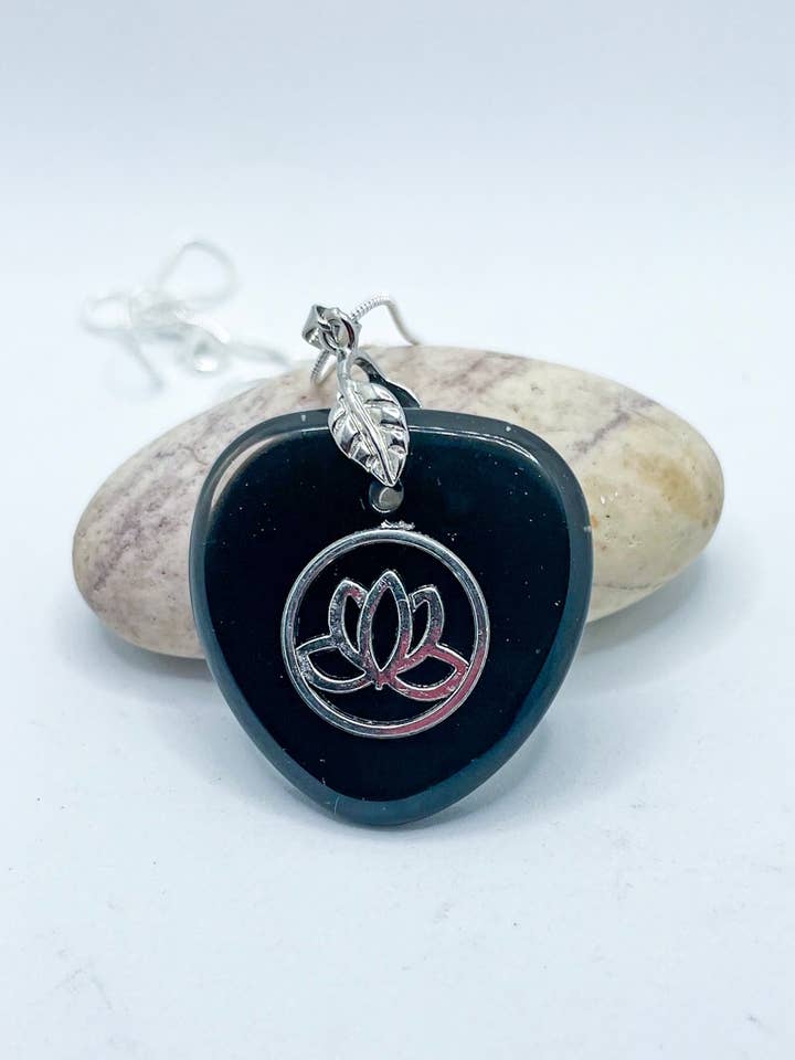 Lotus Zen halskæde for engroshandel hos Vivian Treasury