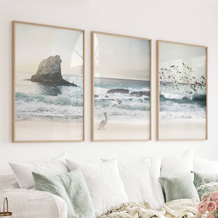 Ocean Beach avec rochers. Imprimé côtier beige et bleu pour la vente par Art Lane