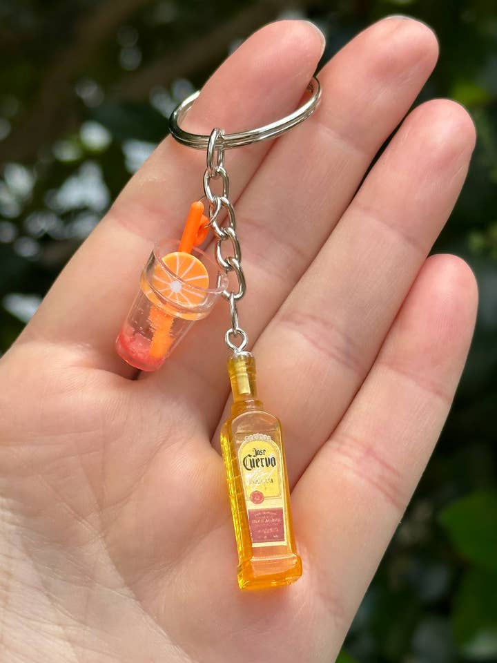 Portachiavi con ciondolo J. Cuervo Tequila con bicchiere da cocktail – Divertente per la vendita all'ingrosso da parte di Arcfo Jewelry