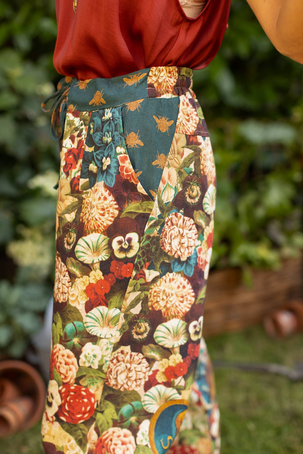 Market of Stars (USA) – Calças - Mulher por atacado – Calças Artista Cropped de Linho Stay Gold c/ Abelhas, Flores e Coelho3