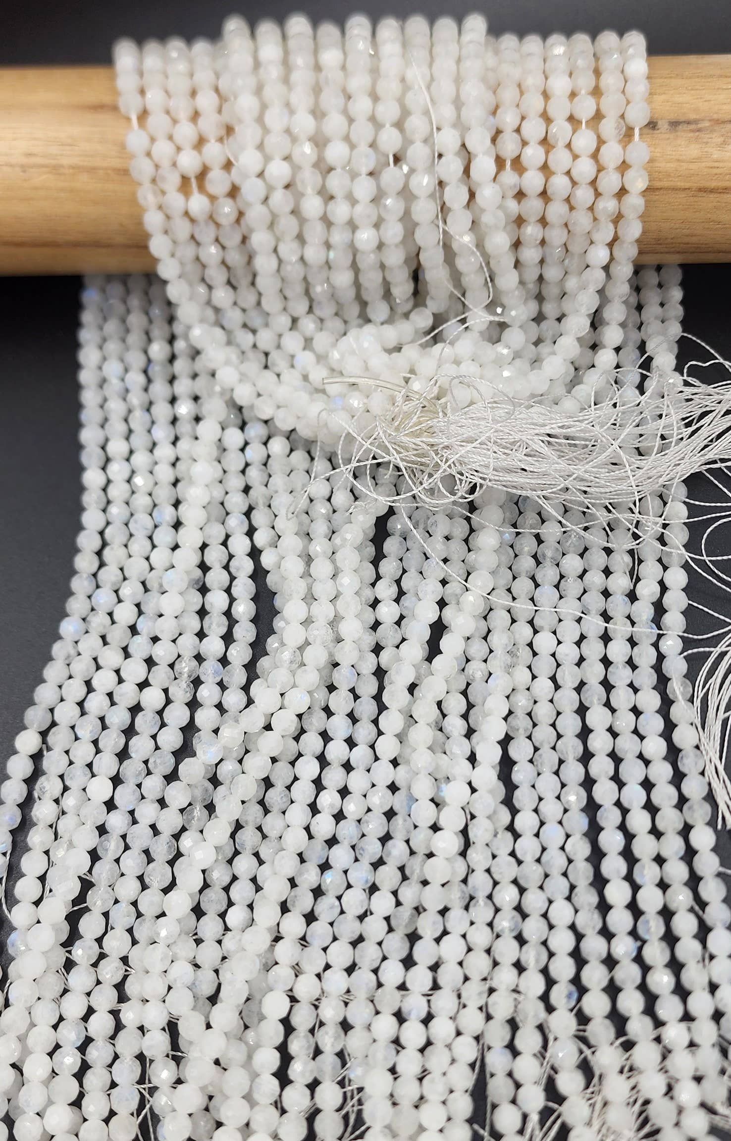 Beads Creation – Missangas por atacado – Contas Redondas Micro Facetadas em Pedra da Lua Arco-Íris 2-6 mm PRP4191