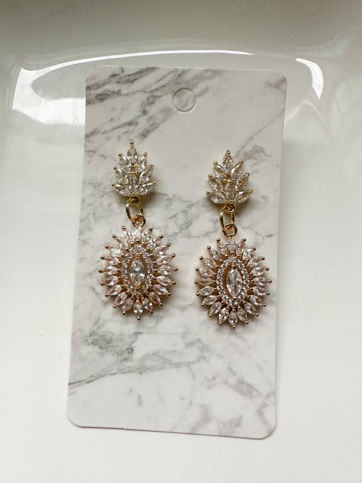 Ohrstecker in Form eines kubischen Zirkonia-Blatts mit glänzendem Anhänger für den Großhandel von Lila Rose