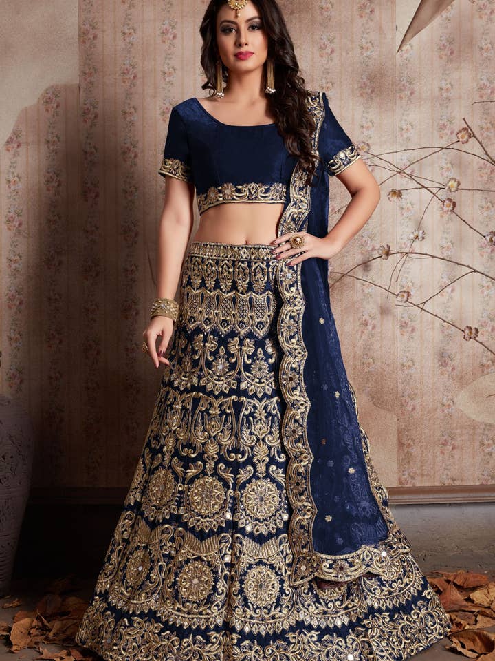Marineblaues Samtseiden-Lehenga Choli für indische Feste und Hochzeiten - Paillettenstickerei, Spiegelarbeit, Zari-Arbeit für den Großhandel von HATKE BRIDE
