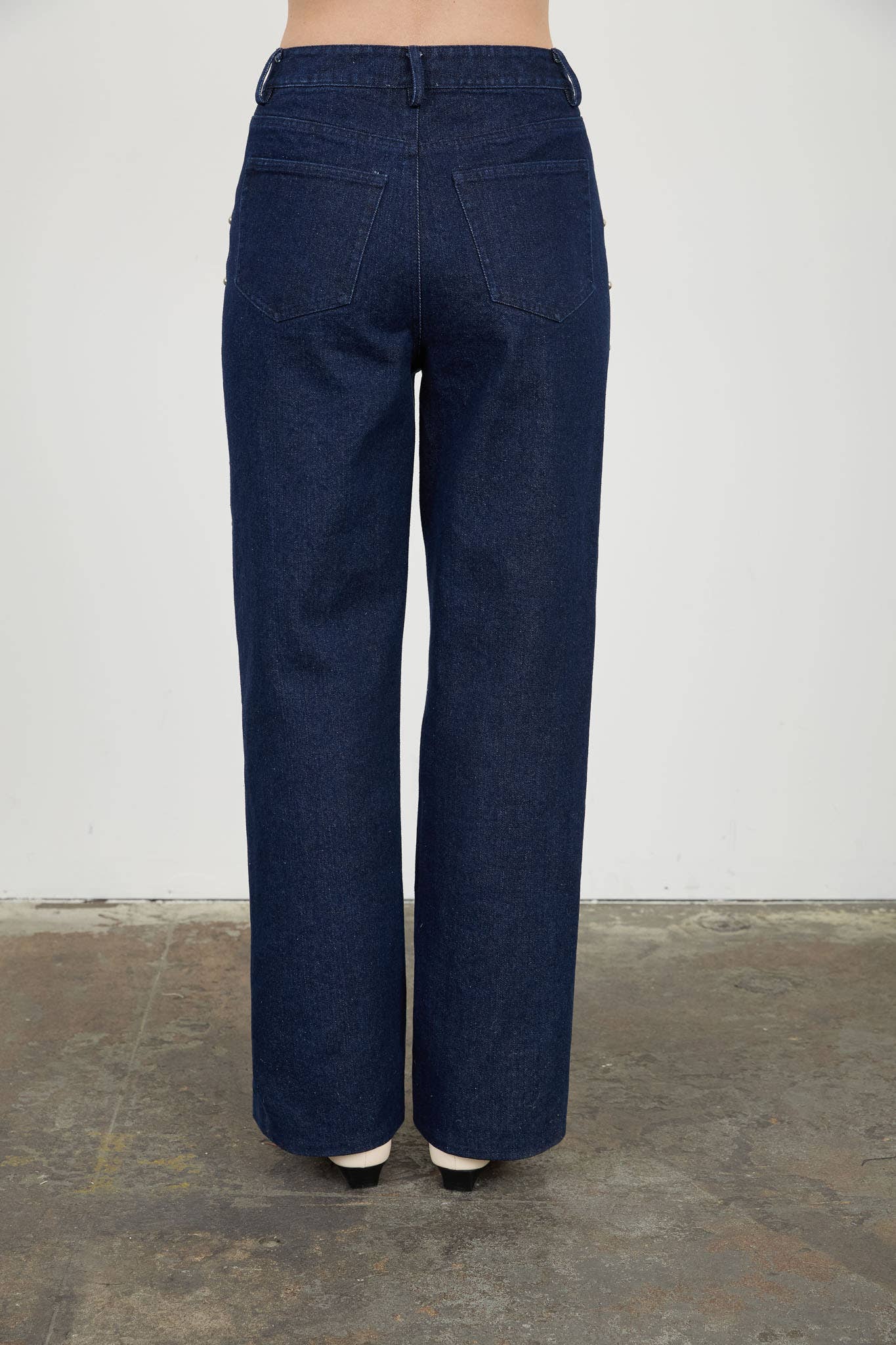 INDIGO JEAN EN DENIM AVEC DÉTAILS DE CLOUS ET FENTE À L'OURLET en vente sur Faire1