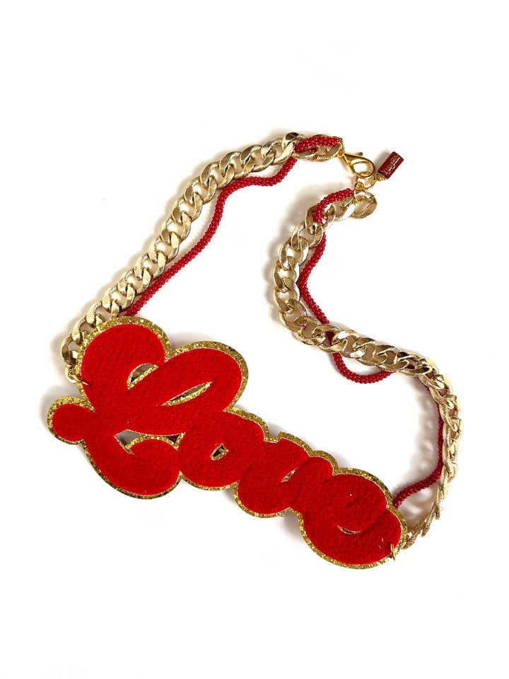 Ceinture Destination avec chaîne en aluminium dorée et rouge et appliqué textile « Love » pour la vente par Roselinde