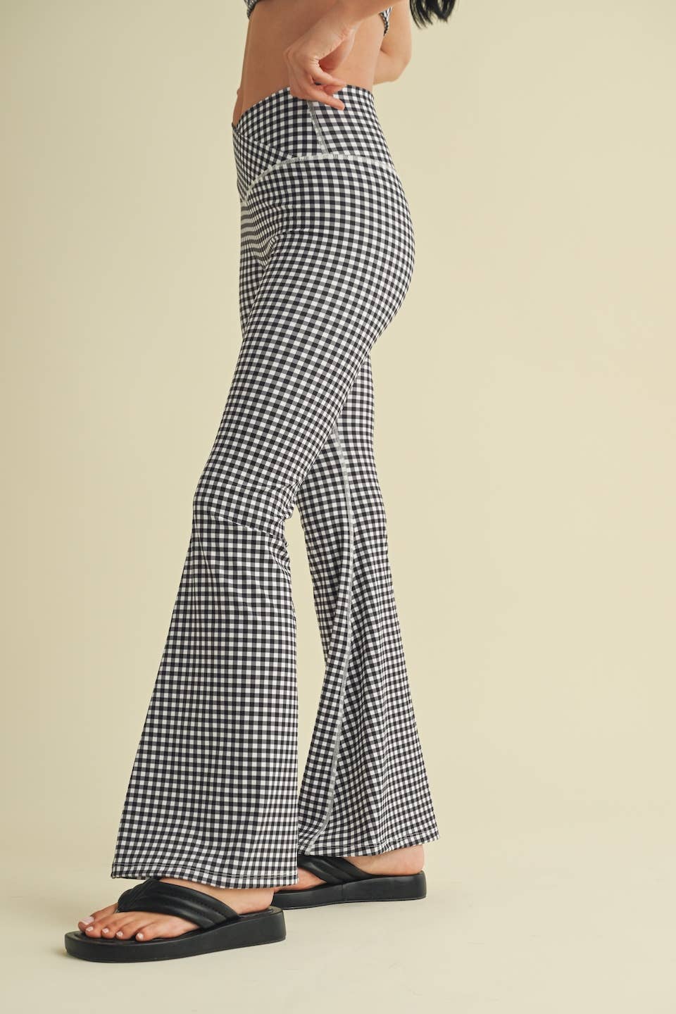 KIMBERLY C – Engroshandel Sports-/loungeleggings – til kvinder – Gingham Print Højtaljede Crossover Flare Leggings14