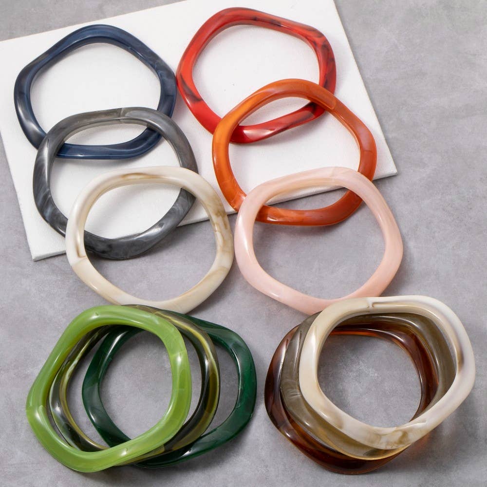 The Looks by Fame Accessories – Großhandel Perlenarmband – 3-teiliges Wellenharz-Armband-Set0