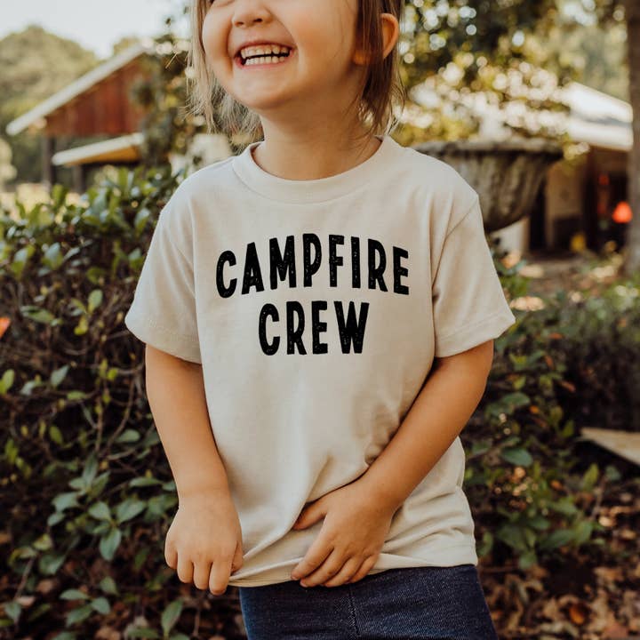 Camiseta estampada Campfire Crew para niños, camisa de campamento de verano para niños pequeños para venta al por mayor de Amber Marie Design