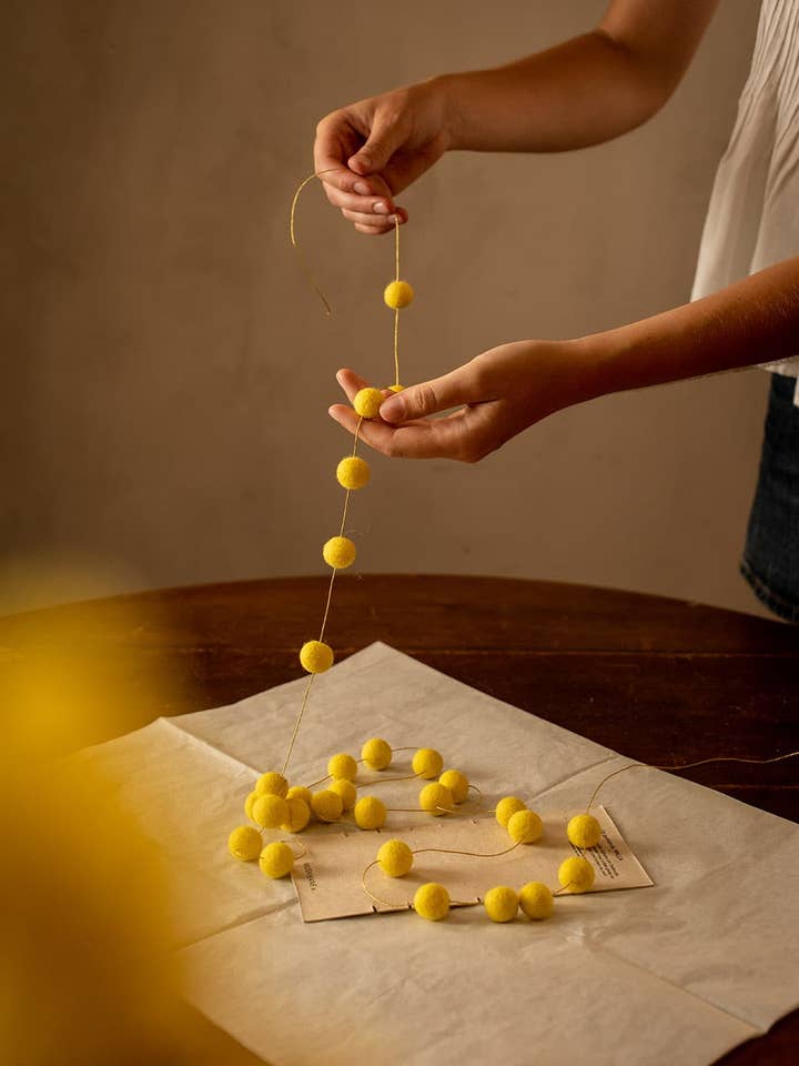 Ghirlanda di Pompon in Feltro per la vendita all'ingrosso da parte di MUSKHANE