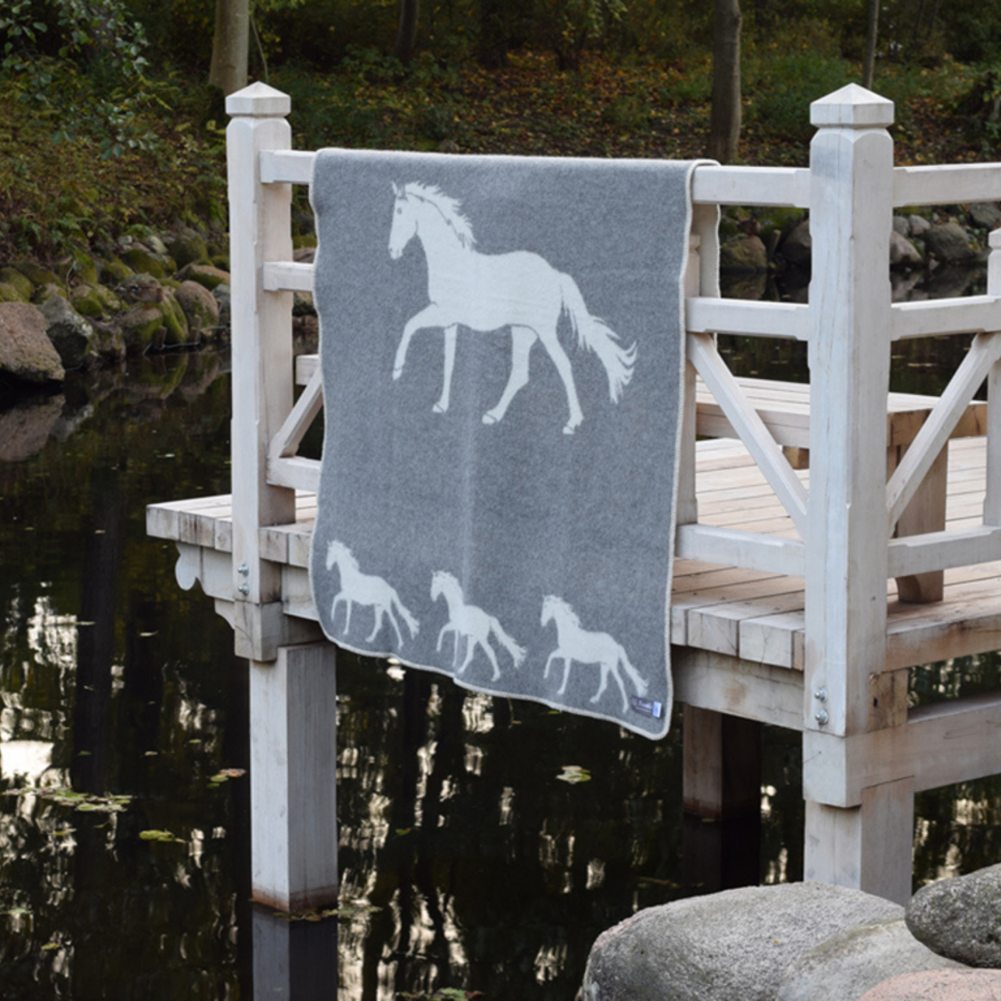 JJ Textile - Vente Plaids - Couverture en laine grise avec motif cheval3