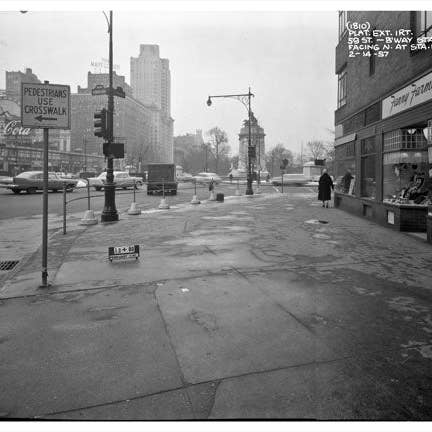 Calle 59 con vista a Columbus Circle 1957 - Manhattan - Nueva York, NY para venta al por mayor de Old NYC Photos