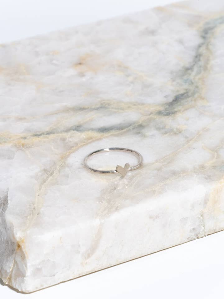 Anillo apilable de corazón pequeño en plata de ley para venta al por mayor de Think Unique