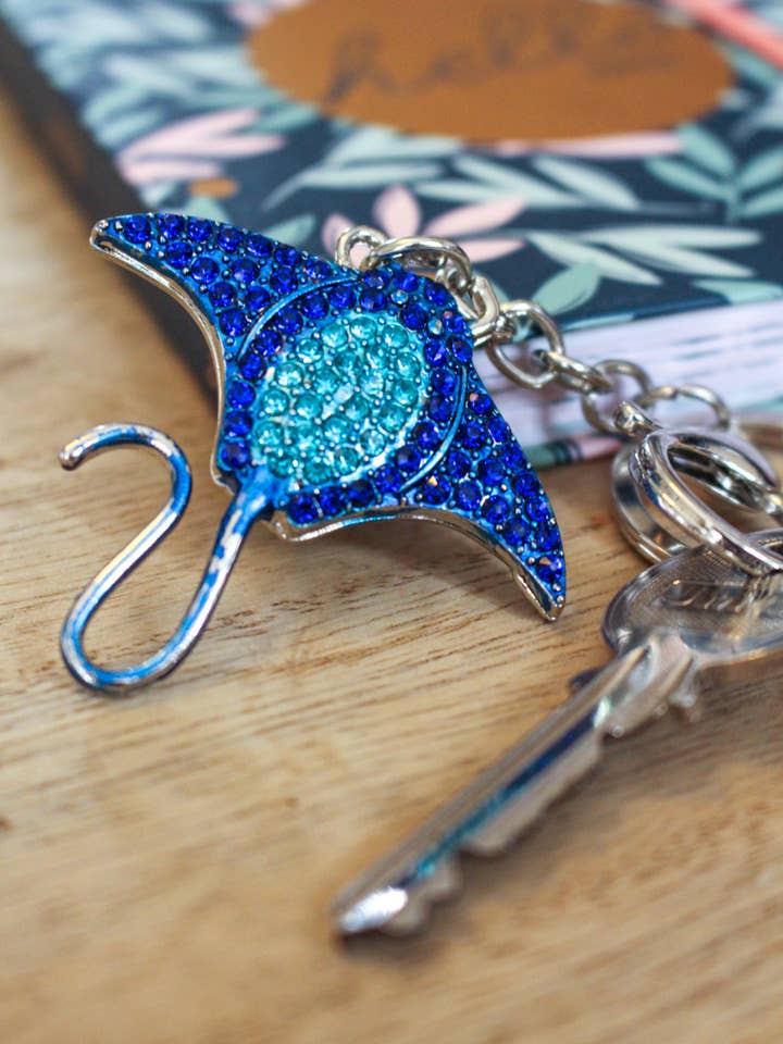 Stingray Blue Diamante Stor nøglering for engroshandel hos Wildtouch