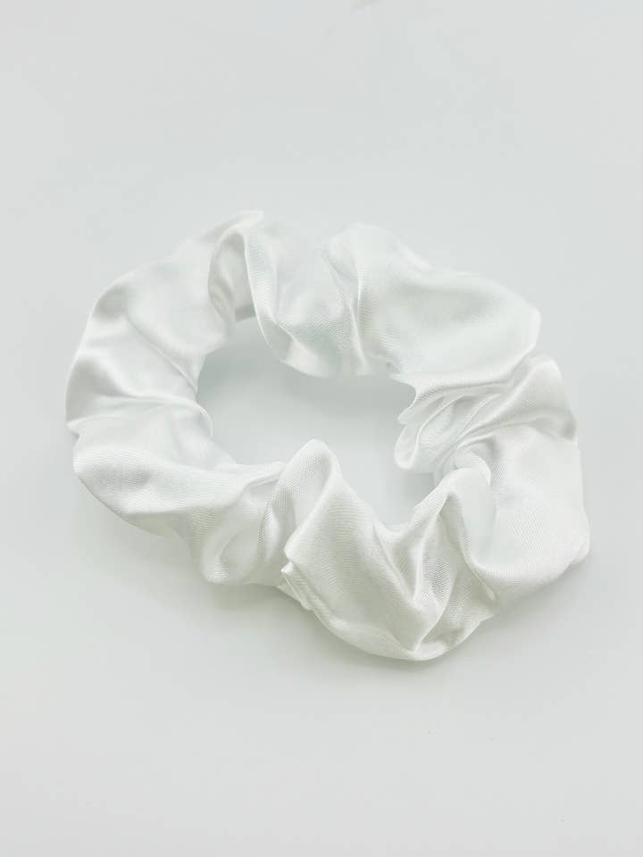 vita charmeuse-scrunchies för wholesale av Bella Blu Designs