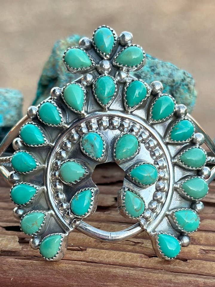 Bracelet manchette Naja en turquoise Navajo et argent sterling pour la vente par Nizhonitradersllc