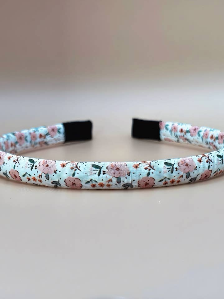 Bandeau Petite Petals - Éparpillement de Boutons de Rose pour la vente par Piper&Cloth