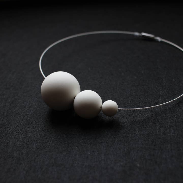 ORTOGONALE - Vendita all'ingrosso Collana con ciondolo/pendaglio - Collana moderna in porcellana PLUTONE | gioielli in ceramica1