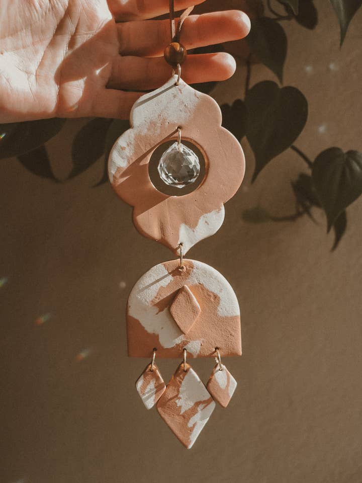 Appendiabiti da parete in terracotta marocchina in stile marocchino per la vendita all'ingrosso da parte di Rooted Reverie