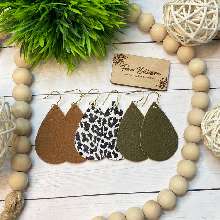 Leopard örhängen | Höstörhängen | Faux Läder Höst Örhänge för wholesale av Forever Bellissima