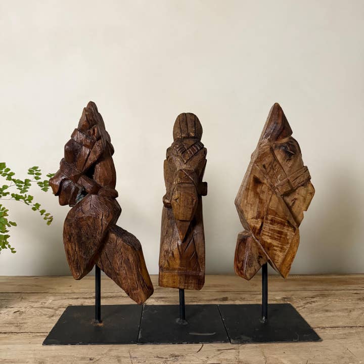 Sculpture de corbeau de cheval vintage sculptée à la main sur support | Artefact architectural en bois ancien | Pièce d'art patrimoniale de collection pour la vente par Project Kalaa