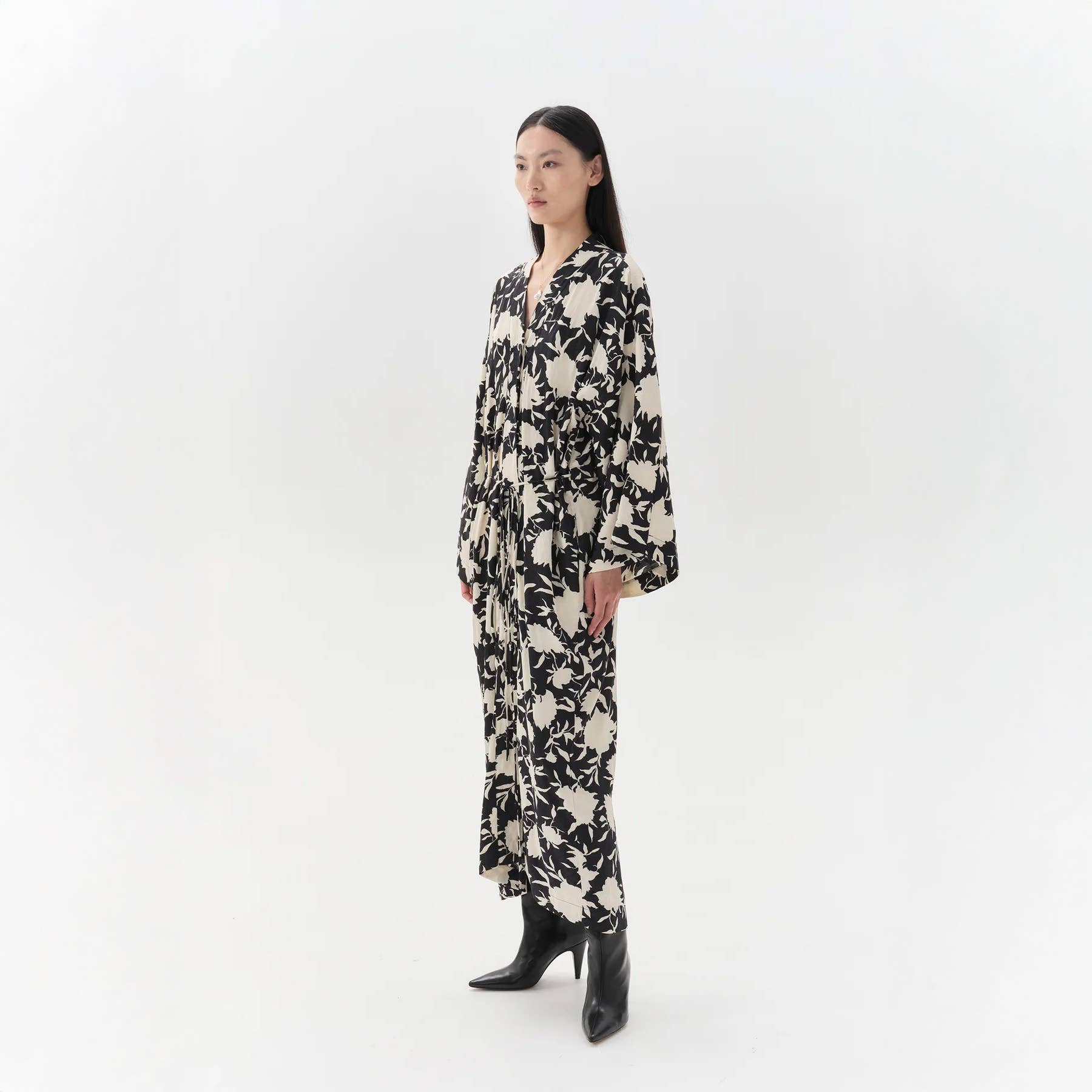 eikō ai – Großhandel Kimono – Damen – Margot Kimono in Schwarz und Weiß0