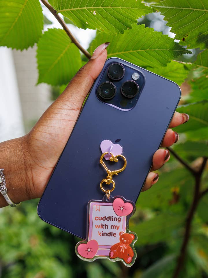 "Mysa med min Kindle" Nyckelring/Kindle-berlock - Bokälskande Fairycore Cottagecore Pinstory Original Nyckelring/Kindle-berlock (Kopia) för wholesale av Pinstory
