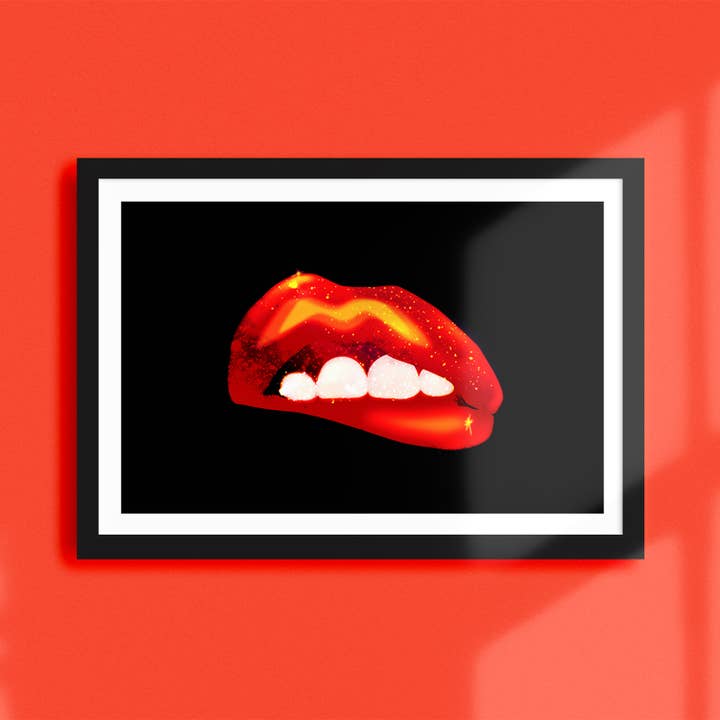 Kiki Gunn - Venta al por mayor Ilustración - Beso Galáctico: Impresión de Arte de Labios de Lujo A4 - Negro. Chic / Glam