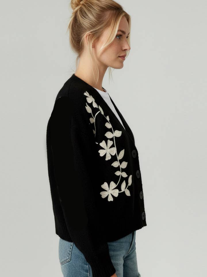 NERO CARDIGAN RICAMATO CON FIORI E BOTTONI PLUS SIZE in vendita all'ingrosso su Faire4