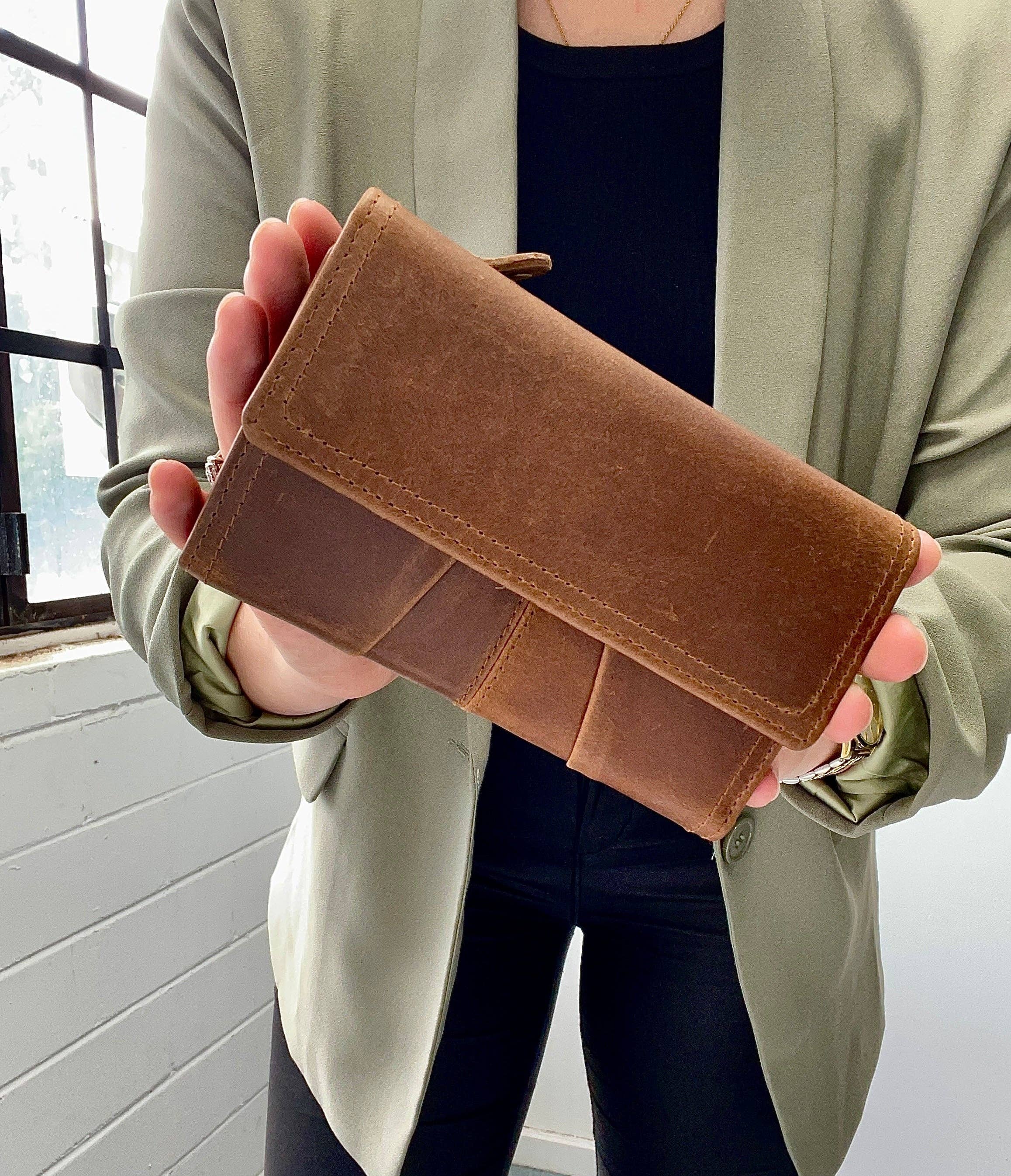 hide & chic – Engroshandel Tegnebog - Dame – RFID pung i fuldnarvet koskindslæder. Sort, brun, blå eller rød. Stil nr. 21004 Hide & Chic49