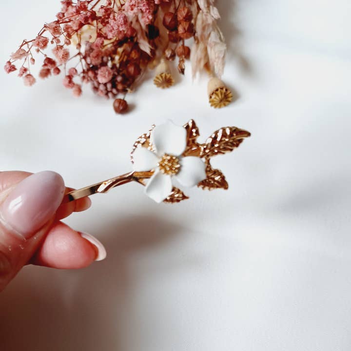 Gyllene hårklämma med vita hibiskusblommor. för wholesale av L'atelier du 6