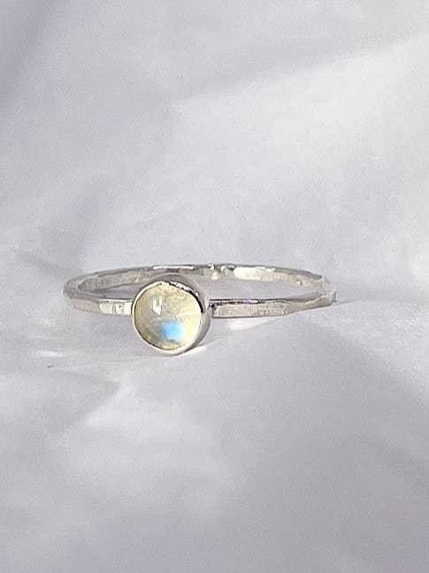 Bague Mini Pierre de Lune pour la vente par Ebb and flow
